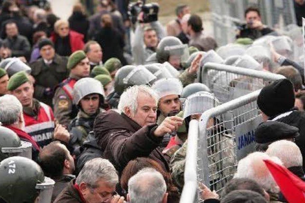 Eylül Esintisi - Yaşamak Görevdir Bu Yangın Yerinde